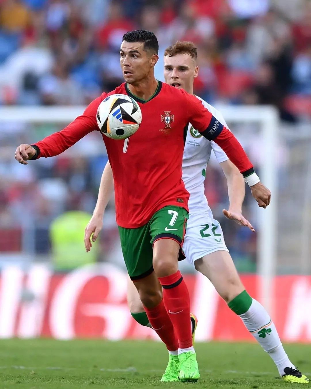 开云体育官方网站-葡萄牙队完胜英格兰队，奥恰洛夫关键制胜