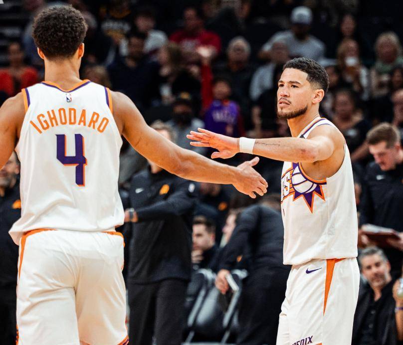 开云体育app-猛龙碾压独行侠，布克点燃赛场