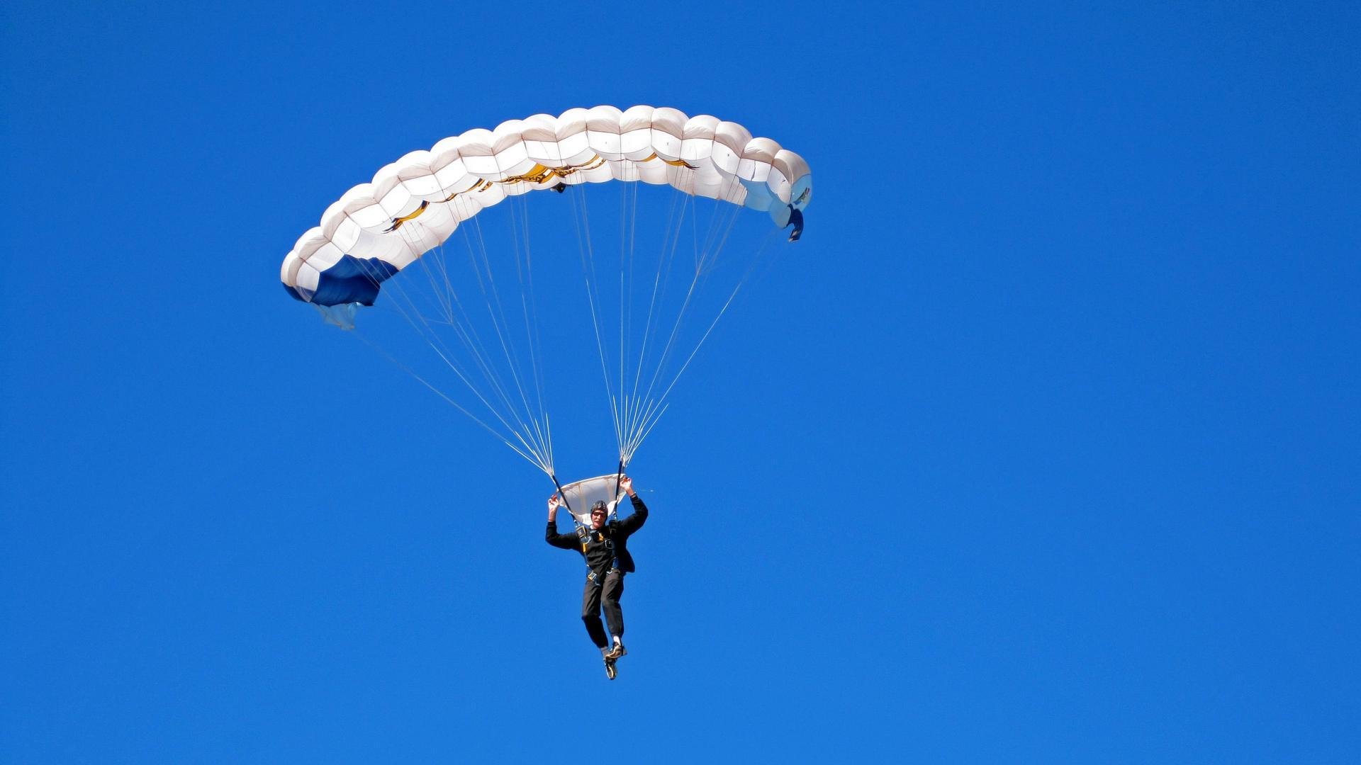 赛道烽火,塞恩斯神级超车,哈斯鏖战马丁引爆银石