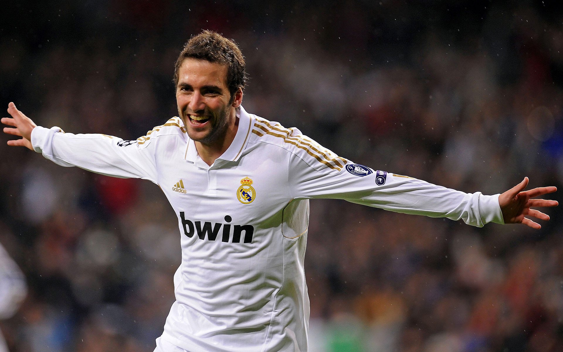 当安第斯山风吹拂蔚蓝海岸，秘鲁绝杀尼斯与梅西在欧冠决赛的传奇接管